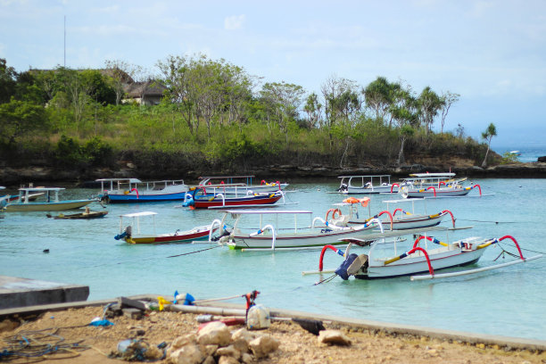 海滩上五颜六色的船图片下载