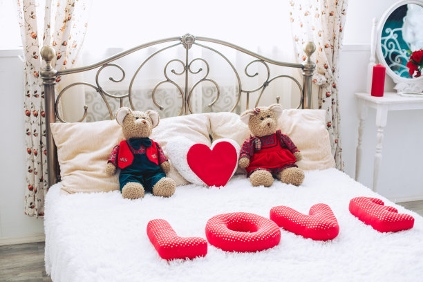 室内的床配有柔软的儿童玩具和枕头图片下载