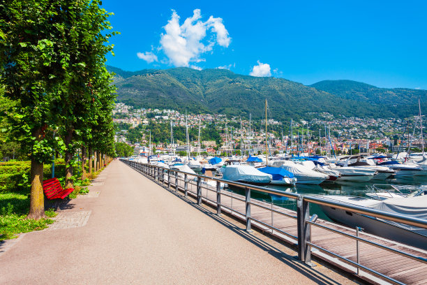 瑞士洛迦诺港，有船图片下载