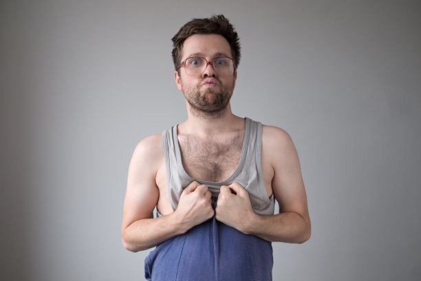 不高兴的男性看与生气的表情，而被累。图片下载