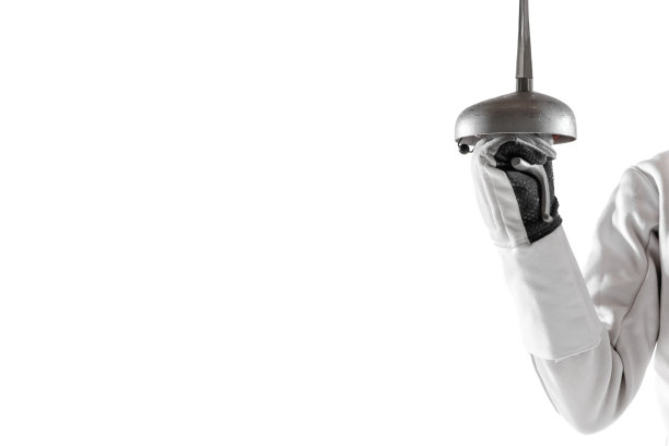 十几岁的女孩在击剑服装与手剑孤立在白色背景图片下载