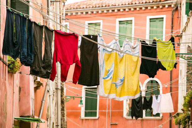 可爱的意大利街道和洗衣店图片下载