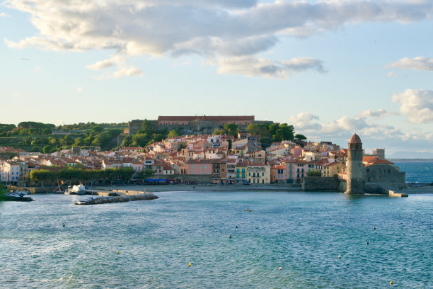 海边的古老村庄图片下载