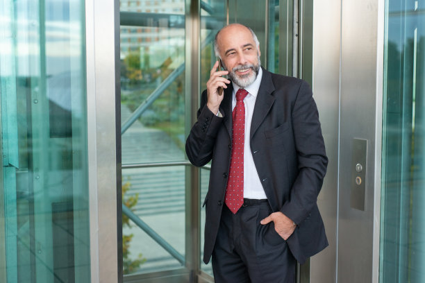 积极、自信、成熟的企业主打电话图片下载