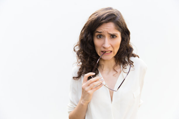 尴尬的压力女人咬眼镜太阳穴图片下载