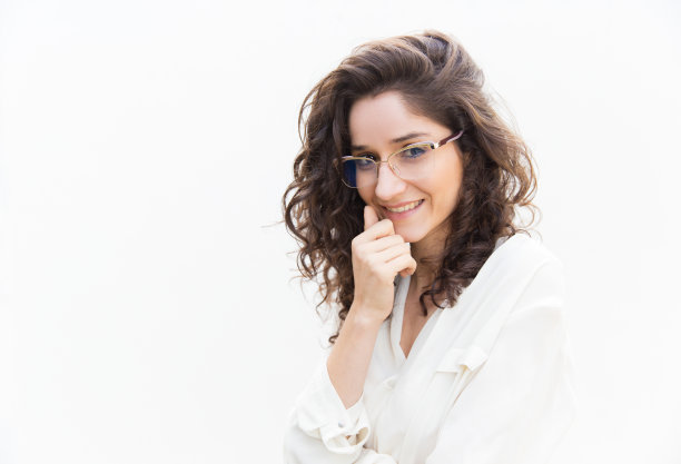 沉思微笑，戴眼镜的职业女性图片下载