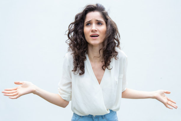 困惑的女人耸了耸肩，抬起头来图片下载