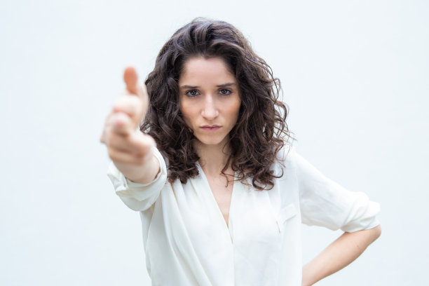 严正严肃的女人做出手枪射击的手势图片下载