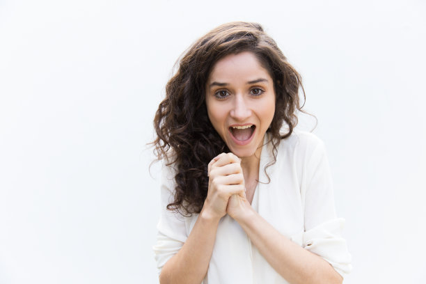 惊讶兴奋的女人张着嘴拍着手图片下载