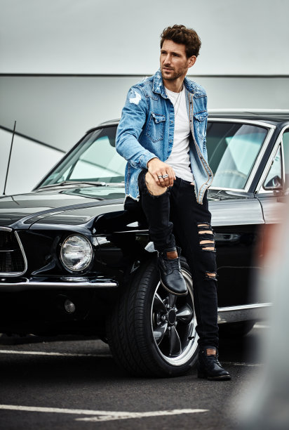 英俊的男人开着一辆老爷车图片下载