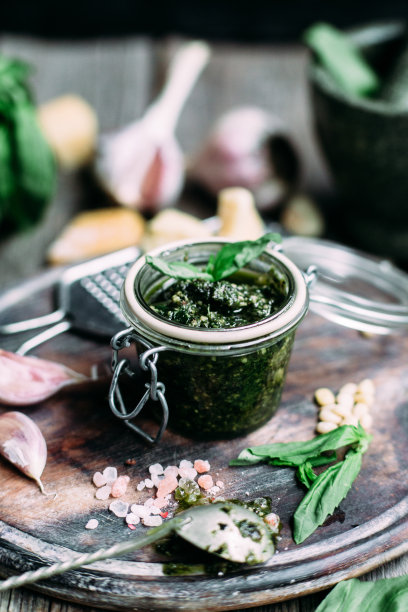 绿罗勒香蒜酱配松仁图片下载