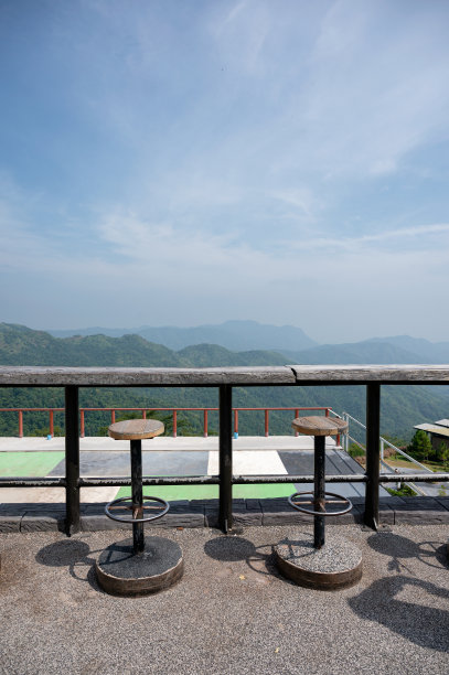 木制酒吧与椅子在山景与蓝天图片下载