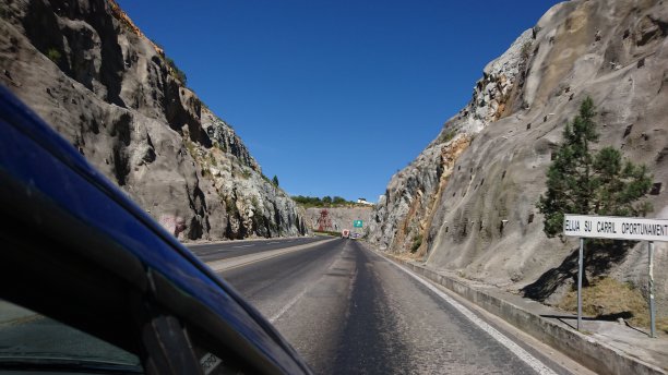 之间的岩石图片下载