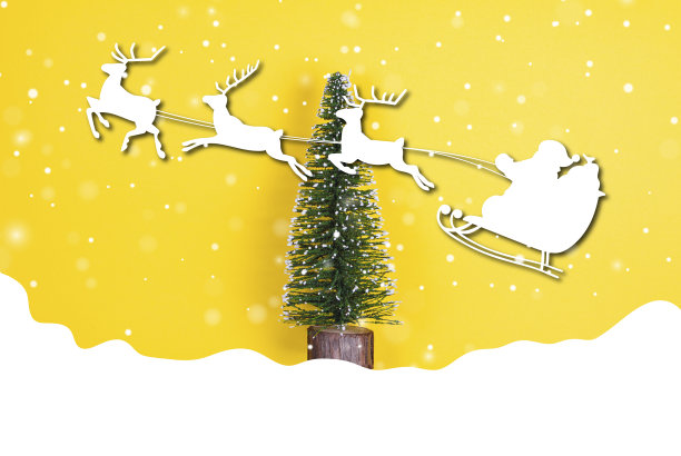 黄色背景上的圣诞树和圣诞老人和驯鹿图片下载
