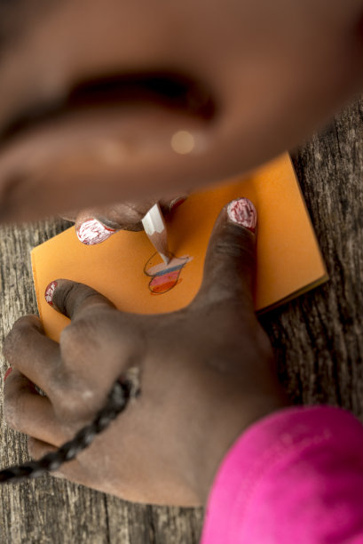 俯视图的一个非洲裔美国女孩着色的心形状与白色图片下载