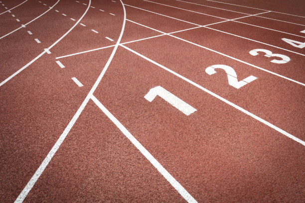 特写干净清爽的红色简易橡胶跑道，没有人图片下载