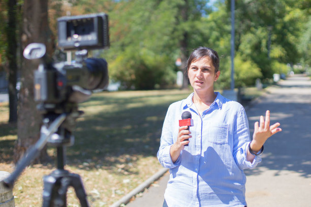 来自现场的女记者图片下载