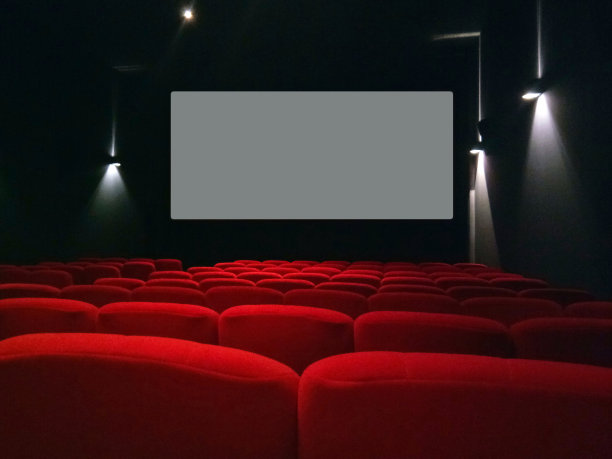 电影院空荡荡的红色座位。图片下载