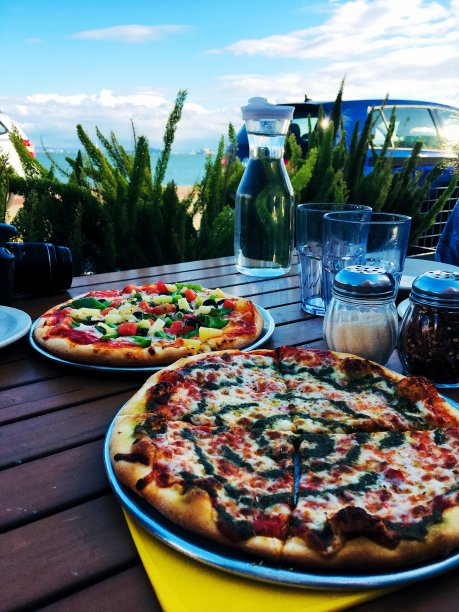 食物和饮料:户外餐厅的美味披萨菜肴图片下载