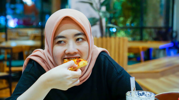 亚洲女性吃披萨图片下载