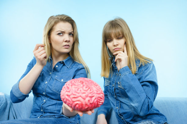 两个女性朋友在想图片下载