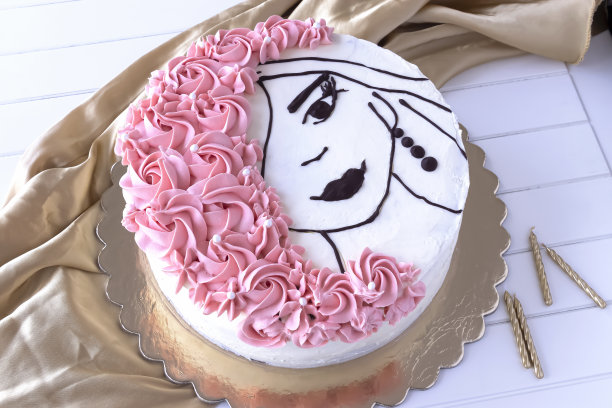 带有奶油的节日香草蛋糕，从上方看，白色和金色背景图片下载