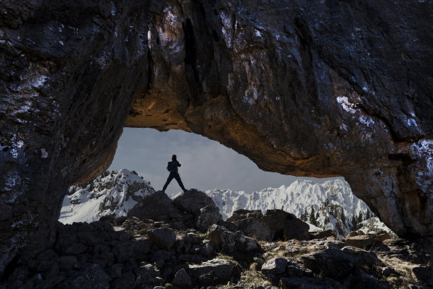 一位神秘探险家探索不寻常地方的旅程图片下载