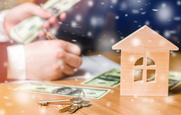 有雪和商人的微型木屋。冬天的房地产市场。优惠优惠和促销。出售住房。圣诞节。新年。折扣。专注于按键图片下载