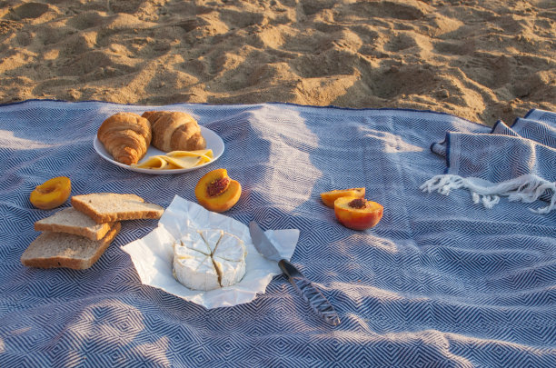 在海滩上野餐。图片下载