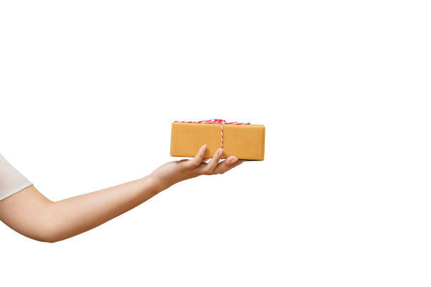 女人手上的包裹盒子孤立在白色背景上。图片下载