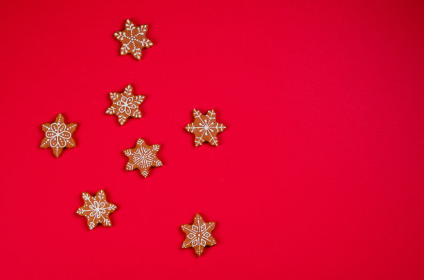 漂亮美味的自制饼干的形式，一个鹿的口吻在木托盘上。圣诞节的食物图片下载