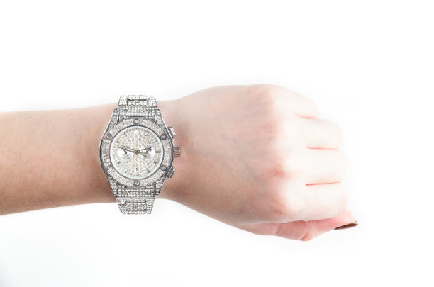 现代手表与闪亮的粘贴和宝石在女性手上图片下载