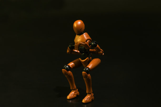 塑料娃娃摆蹲姿势图片下载