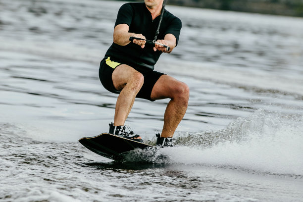 尾波滑水水上运动图片下载