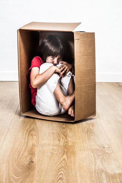 受惊吓的孩子畏缩着寻求躲避暴力教育的避难所图片下载