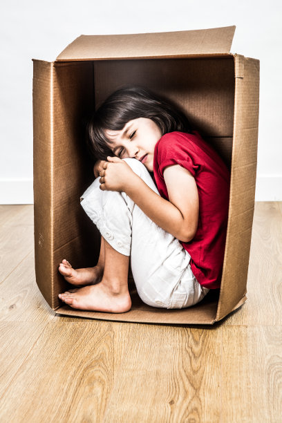 概念小蜷缩着睡觉的孩子蜷缩在盒子里图片下载