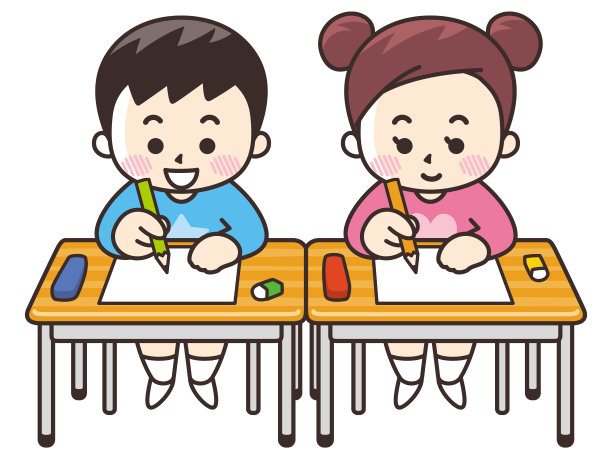 小学生在课桌前学习图片下载