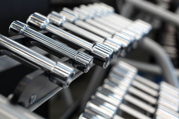 健身房里一排排的哑铃图片下载