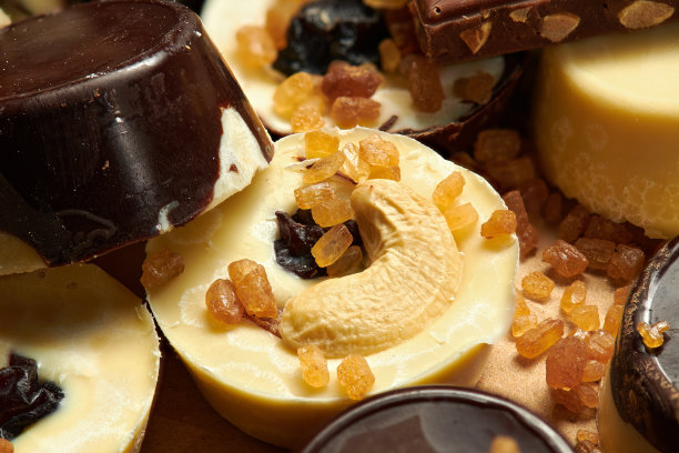 自制巧克力糖果放在质朴的桌子上，甜甜的食物，微距照片图片下载
