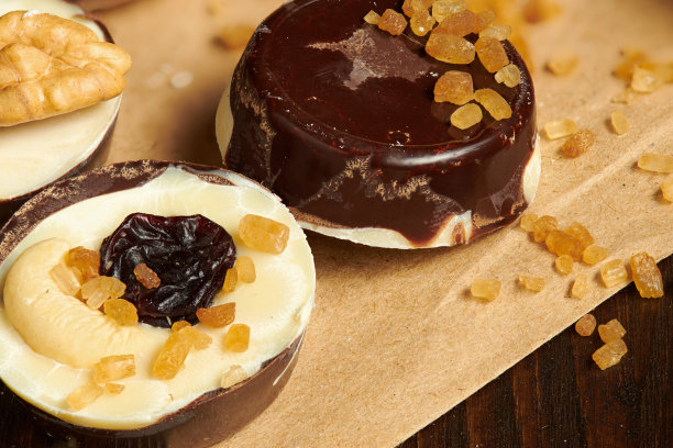 自制巧克力糖果放在质朴的桌子上，甜甜的食物，微距照片图片下载