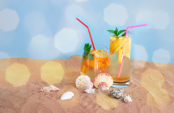 在沙滩上喝柠檬和橘子的夏日冷饮。图片下载