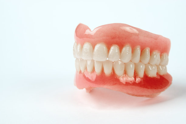 诊断、修复、治疗理念。假牙和放大镜图片下载