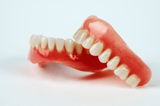 诊断、修复、治疗理念。假牙和放大镜图片下载