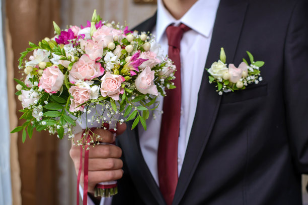 新郎手中捧着婚礼花束图片下载