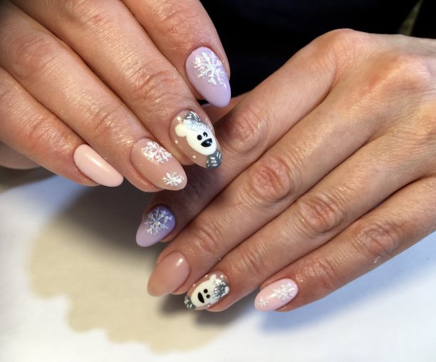 女性美甲新年熊和雪花的照片图片下载