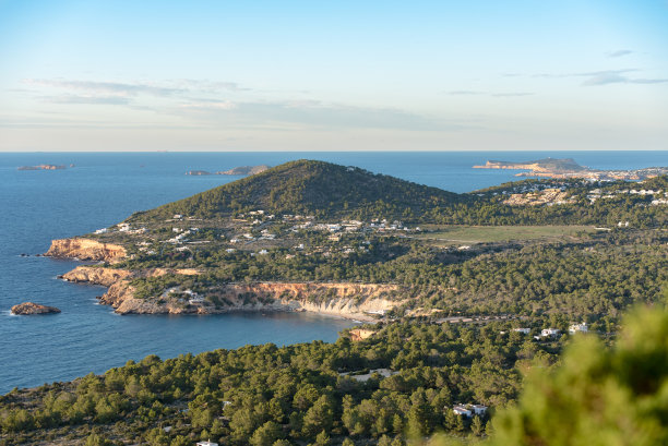 令人惊叹的太阳落在Es Vedra后面与Torre del Savinar在Es Vedra，圣约瑟德萨塔拉亚，西班牙伊比沙岛图片下载