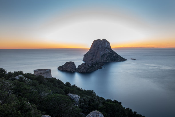 令人惊叹的太阳落在Es Vedra后面与Torre del Savinar在Es Vedra，圣约瑟德萨塔拉亚，西班牙伊比沙岛图片下载