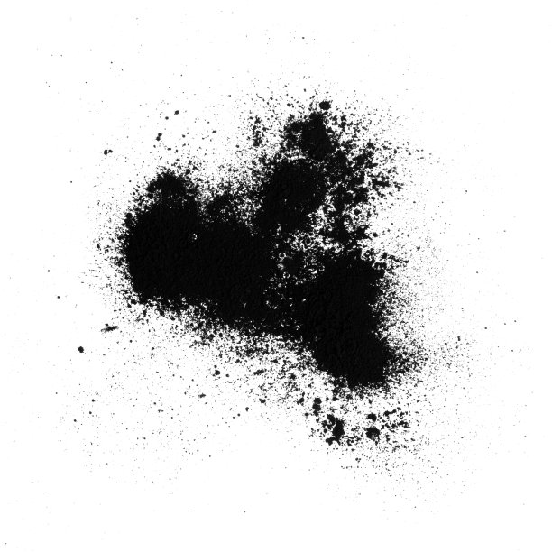 黑色的沙子孤立在白色的沙子上图片下载