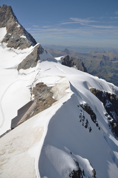 美丽的山峰和少女峰的雪山全景。图片下载