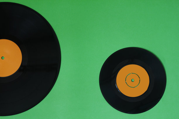 绿色背景上的黑胶唱片。复古的风格。前视图。图片下载